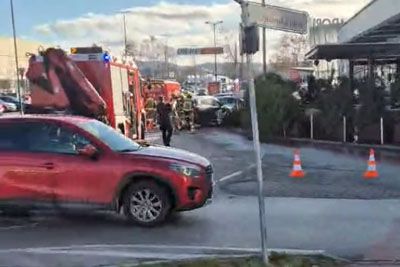 Groza iz BTC-ja v Ljubljani: Reševali kolesarja, ostal je ujet pod vozilom