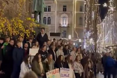 Mladi zapeli pesem Sveta noč na Prešernovem trgu v Ljubljani