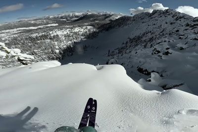 Smučar v gorah padel skozi 18-metrsko luknjo