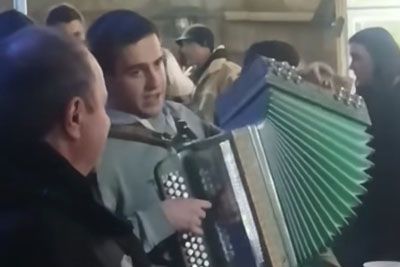 Prepoved v Ljubljani? Fant se ni zmenil – v roke vzel harmoniko in zaigral