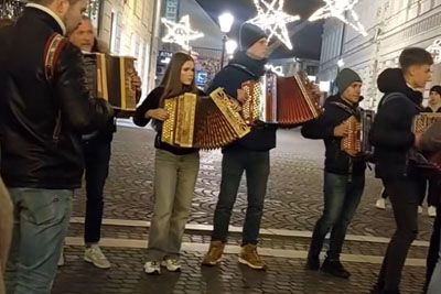 Harmonike zadonele na Prešernovem trgu, kljub prepovedi peli Čebelarja