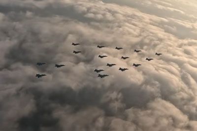 Lovska letala poletela v formaciji božične smrečice