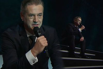 Robert Golob sedel na stopnice in ganil: Govor, ki je obkrožil Slovenijo