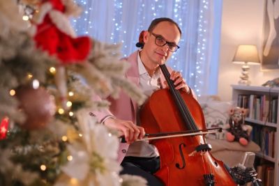 Anže Logar presenetil na božični večer – na čelo je zaigral Sveta noč