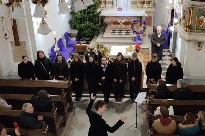 Ganili so Slovenijo – ko so začeli peti Sveta noč, je z njimi zapela cela cerkev