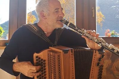 Slavko Avsenik bi bil ponosen: Učitelj iz Avstrije tako zaigral njegovo pesem