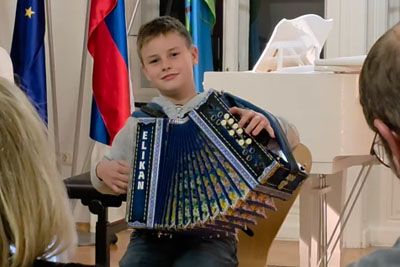 11-letni Ožbej bi očaral še Lojzeta Slaka, na harmoniko igral V dolini tihi
