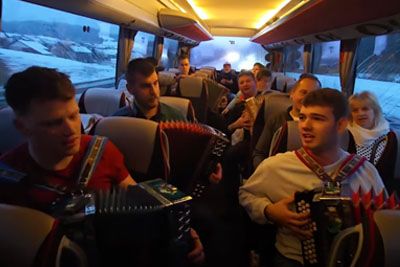 Harmonikarji na poti v Ljubljano, danes jo bo zavzela slovenska pesem