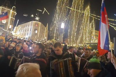 Harmonikarji zavzeli Ljubljano, na Prešernovem trgu slovenska pesem