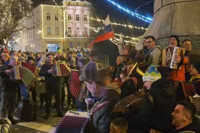Prizori iz Ljubljane, ki so obkrožili Slovenijo – igrali ob spomeniku Prešerna