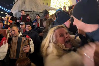 Janša plesal z blondinko: »Ljubljano smo spet naredili slovensko«