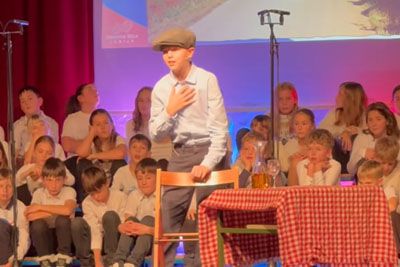 Učenec v Idriji ganil z nastopom, zapel je pesem Iztoka Mlakarja