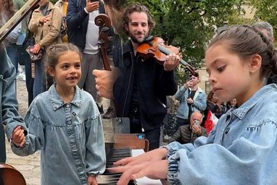 5-letna deklica ganila do solz – violinista prosila, če lahko zaigra na klavir