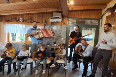 Kvartet Pušeljc zaigral s sinovi, skupaj zapeli eno najlepših slovenskih pesmi