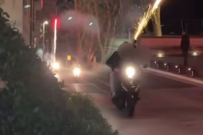 Posnetek iz Kopra, ki je razjezil Slovenijo: Mladi s pirotehniko ogrožali javnost