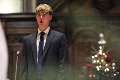 18-letnik v cerkvi zapel Sveta noč, nastop ima pol milijona ogledov