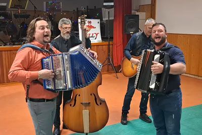 Silvo Pliberšek navdušil na harmoniko, skupaj so zapeli Čebelarja