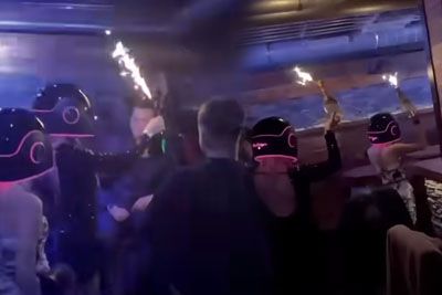 Jeza zaradi posnetka iz kluba: Tako so natakarice nosile goreči šampanjec