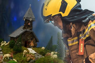 Gasilci iz Ljubljane vsako leto postavijo jaslice, danes pokazali posnetek