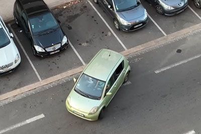 Komedija na parkirišču: Tri minute se je trudil, da bi parkiral avtomobil