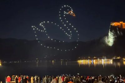 Bled ob polnoči brez ognjemeta – droni na nebu navdušili obiskovalce