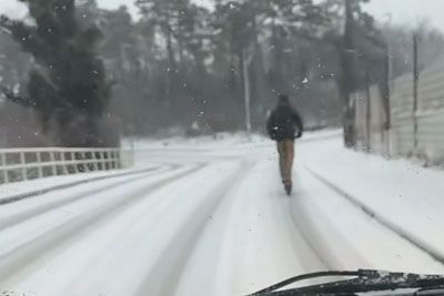 Spletna senzacija na Hrvaškem – po zasneženi cesti kar s skirojem