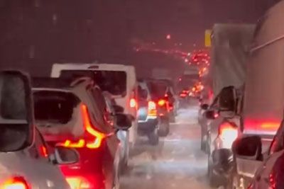 Kaos ponoči na primorski avtocesti: Promet obstal, zapuščali vozila