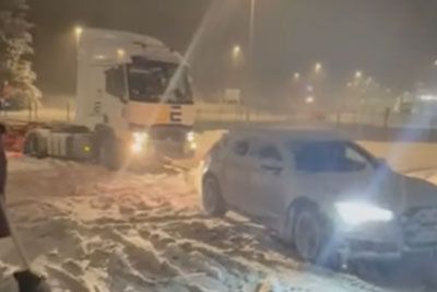 Posnetek iz Grosuplja: Tovornjak iz snega rešil kar voznik Audija