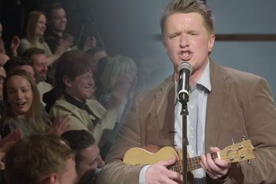 Slovenski komik nasmejal s pesmico o letu, ki ga starši ne pozabijo