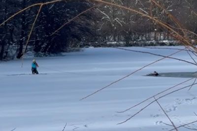 Posnetek reševanja obkrožil Slovenijo: Heroj iz ledene vode rešil dva drsalca