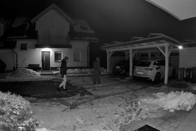 Kamera sredi noči ujela dva neznanca – krajani Komende svarijo