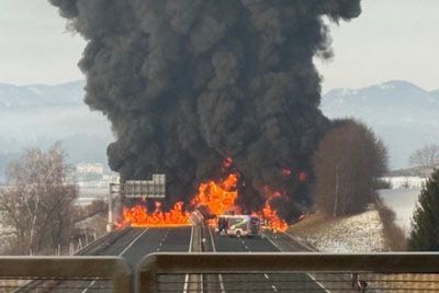 Huda nesreča na slovenski avtocesti, po trku cisterne silovita eksplozija