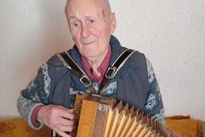 Prizor iz Prlekije, ki ogreje srce: 93-letnik zaigral na očetovo harmoniko