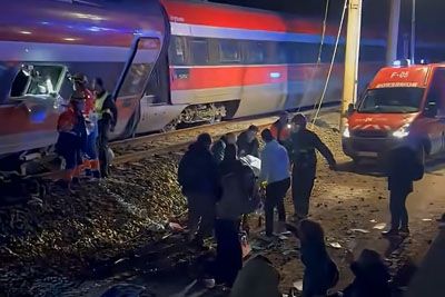 Tragedija v Španiji: Trčila dva vlaka, življenje izgubilo najmanj 39 oseb
