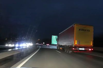 Led s tovornjaka letel po avtocesti pri Ljubljani: Lahko bi se končalo tragično