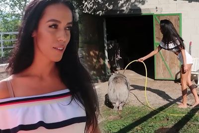 Tina Gaber, ko še ni bila Golob: Na potepu po Vipavi, pokazala svojega pujsa