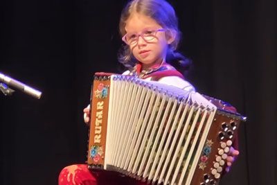 6-letna deklica Vita zaigrala na harmoniko: Njen talent ganil Slovenijo