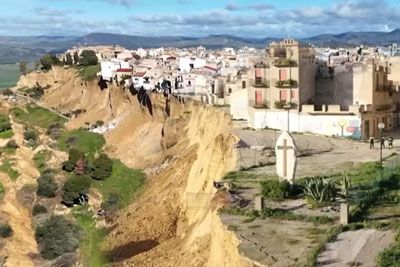 Plaz pogoltnil mesto, nad robom prepada pa stoji križ – ganljiv zapis, ki vrača upanje