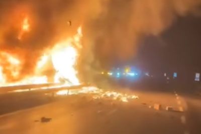 Posnetek nesreče, ki je zaprla štajersko avtocesto: Po trčenju tovornjakov zagorelo