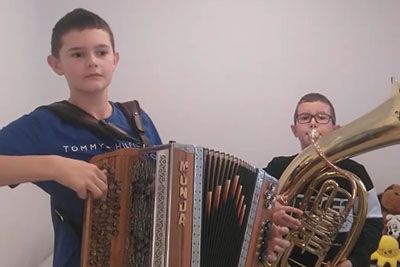 Mlada veseljaka iz Slovenije navdušila splet: Tako sta zaigrala Avsenikovo vižo