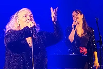 Elda Viler ganila s hčerko: Zapeli sta uspešnico Ko dvigneš me