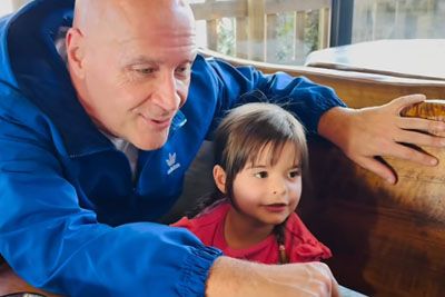 Miran Rudan zapel s 4-letno Nejli: ganljiv video, ki je osvojil Slovenijo