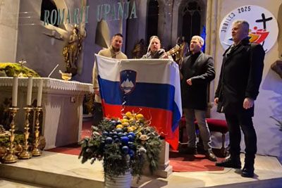 Ganljiv pevski nastop v cerkvi: Zapeli eno najlepših slovenskih pesmi