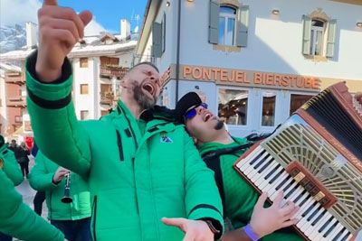 Slovenska pesem sredi Cortine d'Ampezzo: Posnetek, ki obkroža Slovenijo