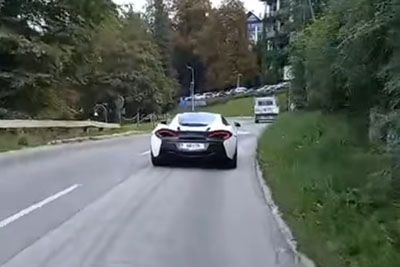 Tomos na Bledu zasenčil McLaren – video, ki je nasmejal Slovenijo