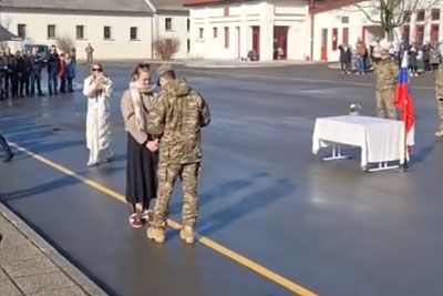 Posnetek iz Vipave, ki obkroža Slovenijo: vojak na valentinovo ganil izbranko