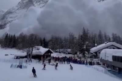 Snežni plaz v Italiji: smučarji so obstali – sekunde pozneje bežali v šoku