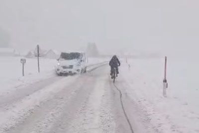 Kolesar v snegu navdušil Slovenijo: Posnetek ima že 150 tisoč ogledov
