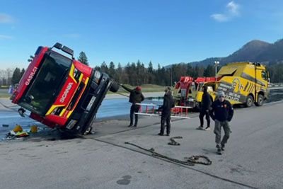 Nesreča gasilcev na Vranskem: Prevrnil se je tovornjak, zaokrožil posnetek