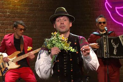 Tilen Artač nasmejal za 8. marec: Čebelarja spremenil v cvetličarja